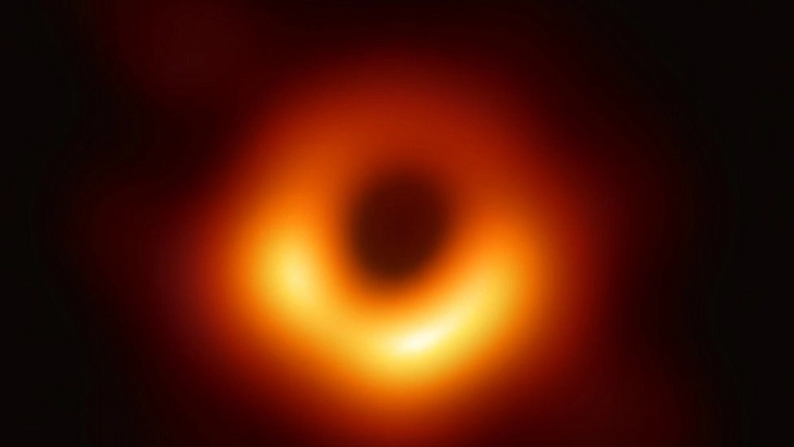 Выбросы черных дыр на первых сверхчетких фотографиях оказались закручены в спираль - ФОТО