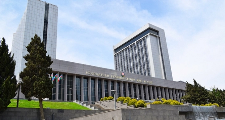 Парламент Азербайджана принял отчет правительства