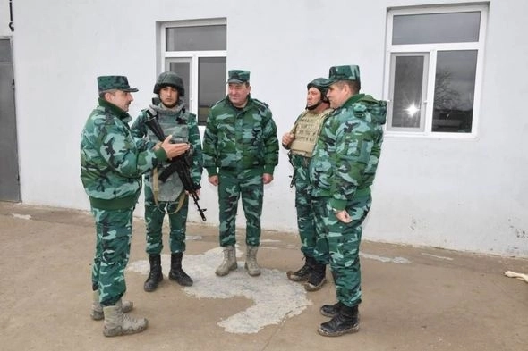 Эльчин Гулиев провел встречу с пограничниками на боевых позициях - ФОТО