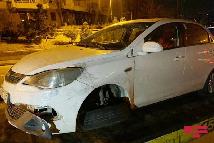 В Баку легковушка вылетела на тротуар: есть пострадавший – ФОТО