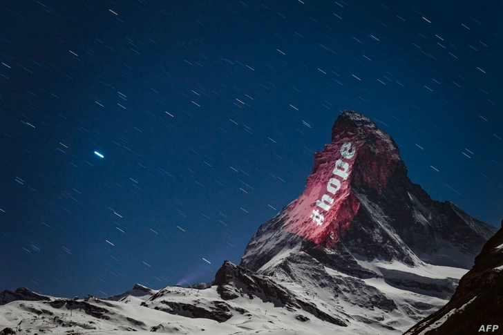 Швейцария проецирует флаги стран и слова поддержки на вершине горы Моттерхорн - ФОТО