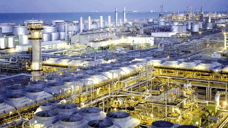 Saudi Aramco снизила майские цены на нефть для Азии, но повысила для США