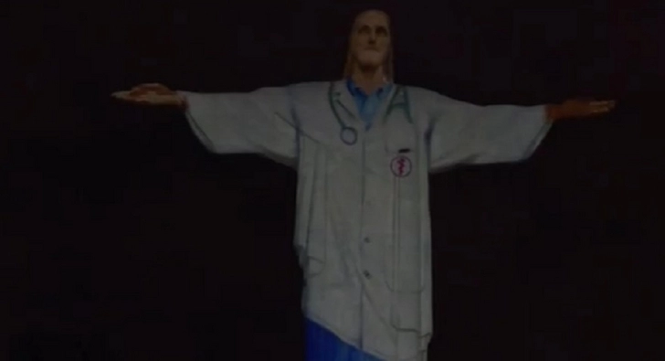 Статую Христа-Искупителя в Рио-де-Жанейро «одели» в халат врача - ВИДЕО