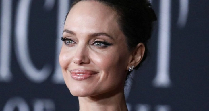 «Красотка даже без мейка»: Анджелина Джоли показала, как выглядит в самоизоляции – ФОТО