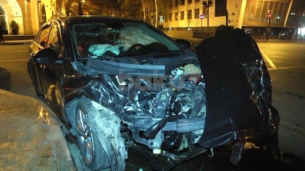 В Баку водитель совершил аварию, проехав на красный свет – ФОТО/ВИДЕО