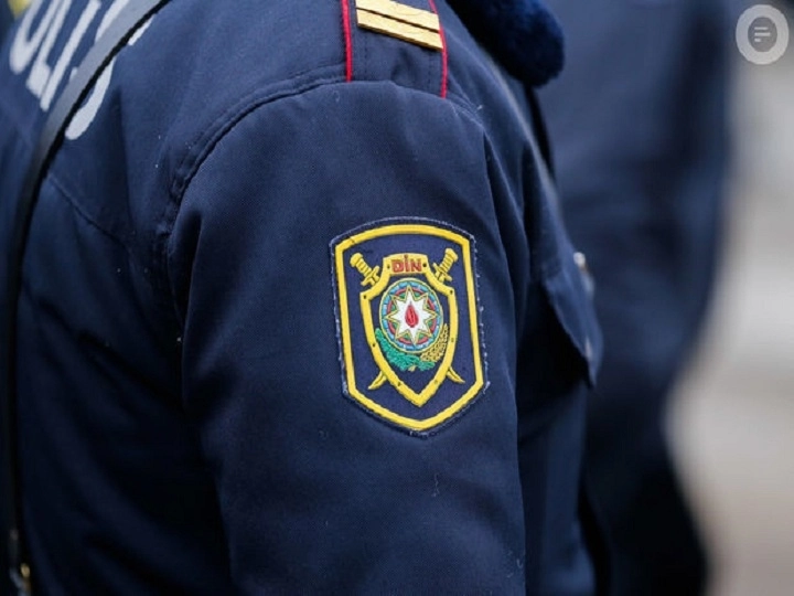 В Баку задержан парень, распивавший пиво на полицейском автомобиле - ФОТО