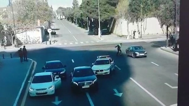 В Баку «пропавший без вести» водитель повредил пять автомобилей, скрываясь от дорожной полиции - ВИДЕО