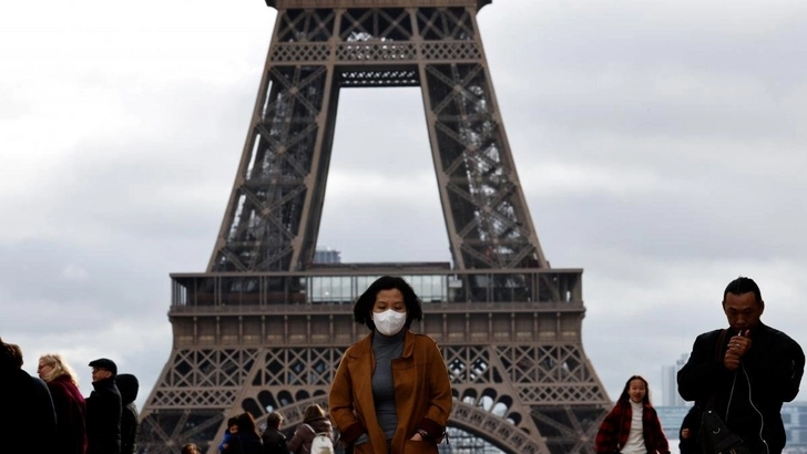Власти Парижа намерены наладить бесплатную раздачу масок жителям города