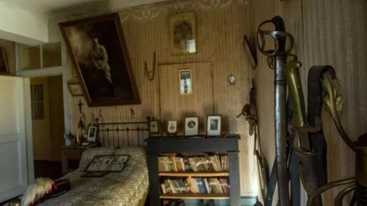 Во Франции покупатели дома нашли в нем тайную комнату начала XX века - ФОТО