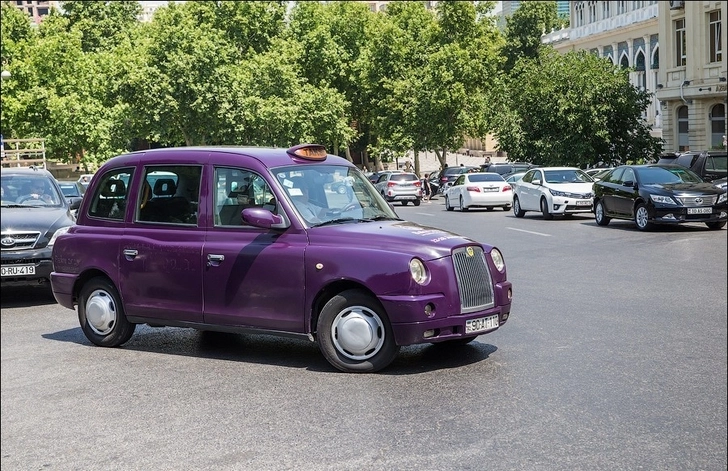 В Баку таксист сбил полицейского и военнослужащего