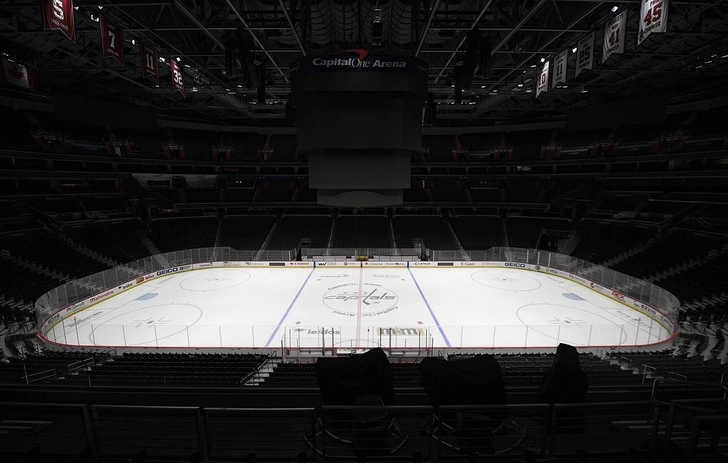 НХЛ рассматривает вариант завершения сезона на четырех аренах без зрителей