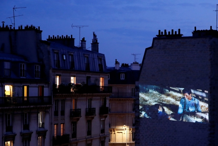 Закрытый из-за пандемии парижский кинотеатр стал проецировать фильмы на стену соседнего дома - ВИДЕО