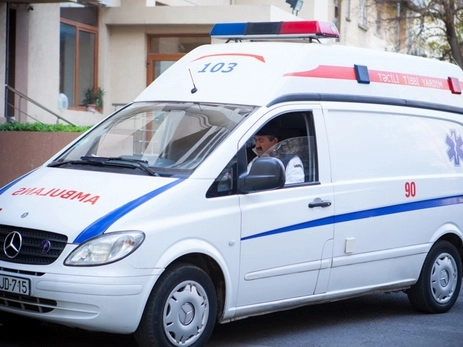 В Баку ранили ножом подростка