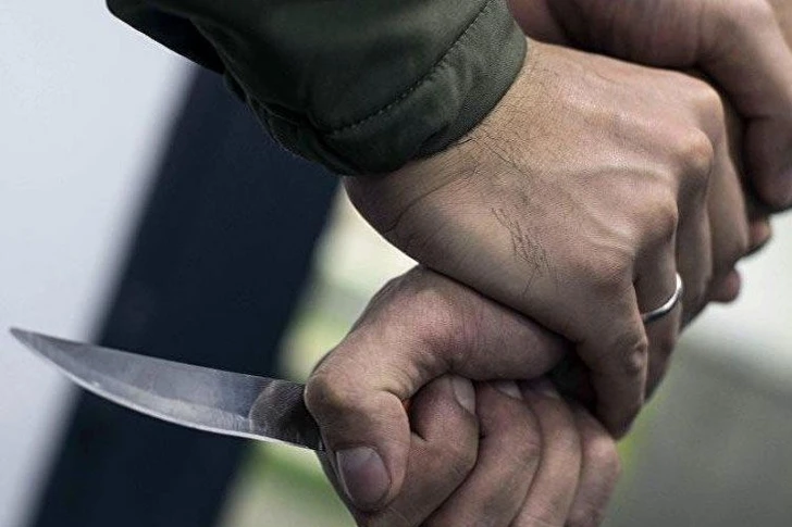 В Баку мужчина напал с ножом на друга