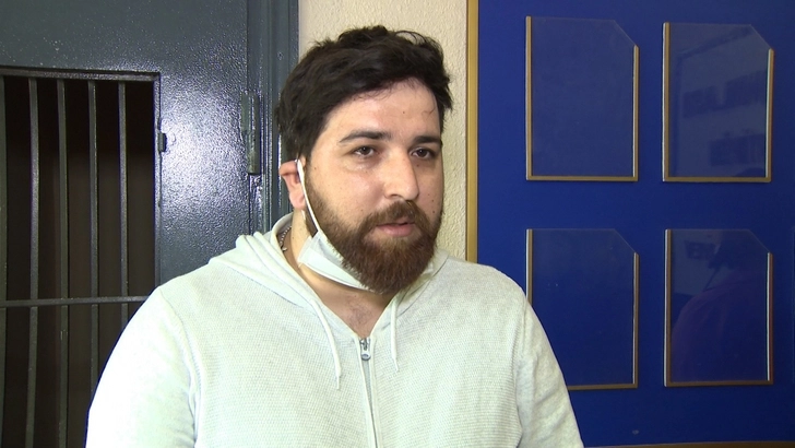 В Баку оштрафован выдававший себя за журналиста владелец салона - ФОТО