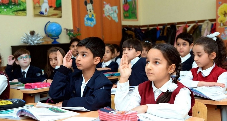 В Азербайджане приняли решение продлить отмену занятий в школах и вузах из-за COVID-19