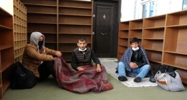 Лишенные возможности вернуться из Турции домой азербайджанцы ночуют в мечети