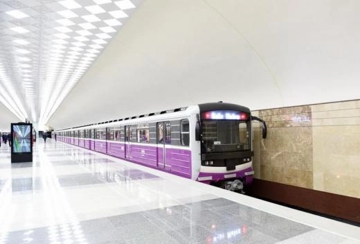 В Баку запретят входить в метро без медицинских масок