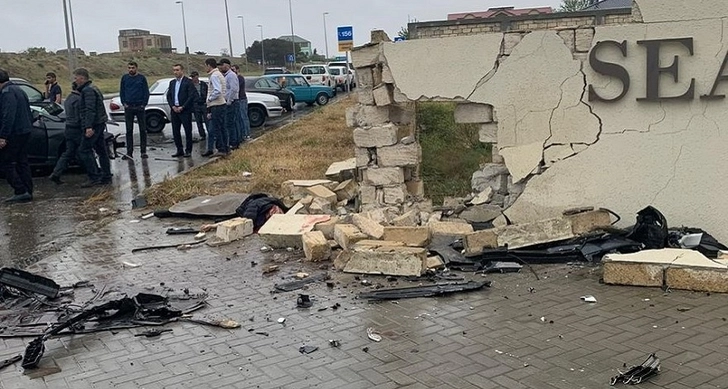 Водитель легковушки погиб в результате ДТП в Баку - ВИДЕО