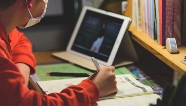 Должны ли проводиться онлайн-уроки для школьников в нерабочие дни? Media.Az обратилась в Минобразование и ОНУА