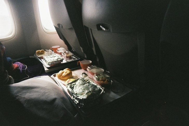 Стюардесса рассказала, чем опасна еда на борту: Не стоит есть даже омлет