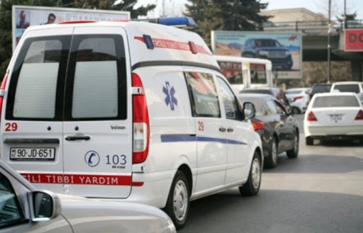 В Баку мужчина ударил ножом бывшего тестя