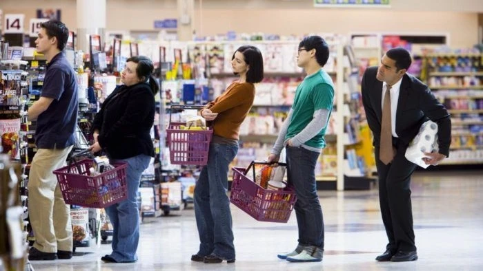 На кассах в супермаркетах существует высокий риск заражения коронавирусом - ВИДЕО