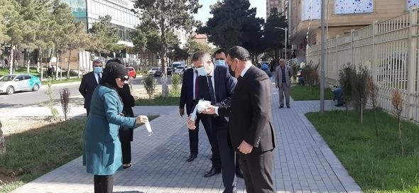 Жителям одного из районов Баку бесплатно раздают медмаски - ФОТО