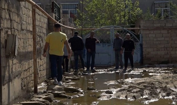 Сточные воды в подвалах и непроходимые дороги в бакинском поселке - ВИДЕО