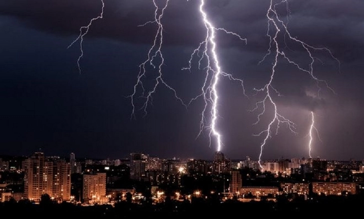 В Баку участились удары молнии