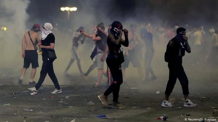 Французская полиция ввела спецназ в пригороды Парижа на фоне беспорядков