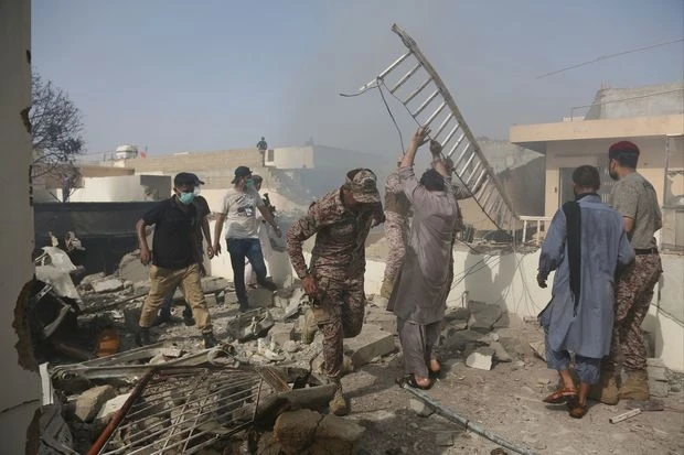 СМИ: Число жертв авиакатастрофы в Пакистане выросло до 97