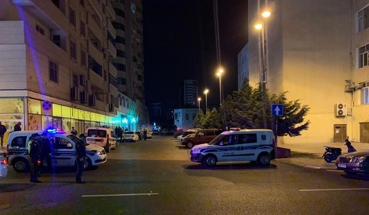 В Баку ветер сорвал часть кровли больницы нефтяников - ФОТО