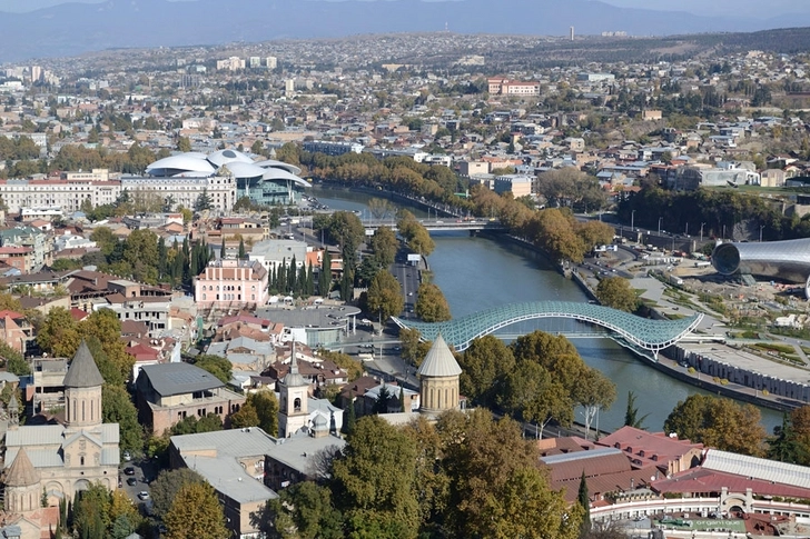 Телебашня и мост в Тбилиси окрасились в цвета азербайджанского флага - ФОТО
