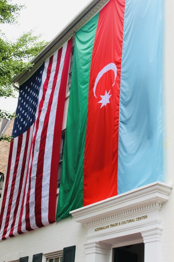 В исторической части Джорджтауна в США вывесили флаг Азербайджана - ФОТО