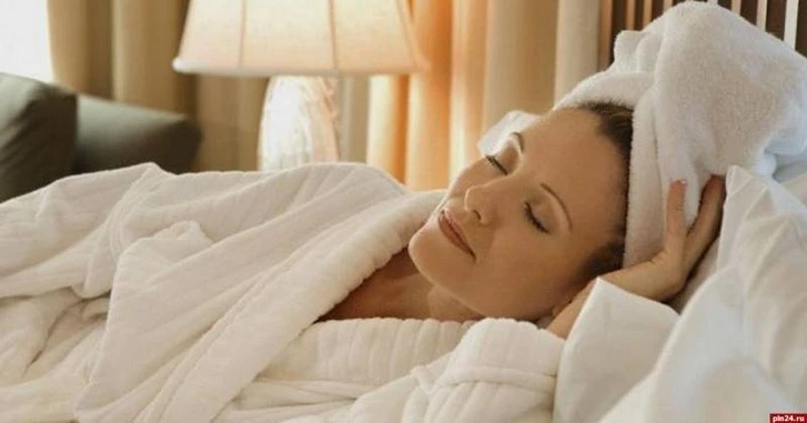 Медики объяснили, почему спать с мокрыми волосами опасно для здоровья