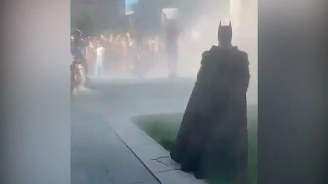 Бэтмен появился в толпе во время беспорядков в США – ВИДЕО