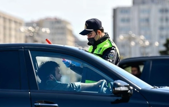 Дорожная полиция Азербайджана предупредила граждан по вопросу использования медмасок