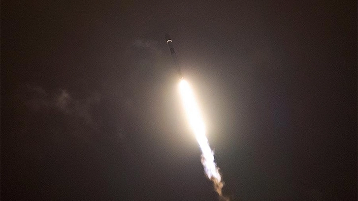 SpaceX запустила ракету Falcon 9 с группой спутников Starlink - ВИДЕО