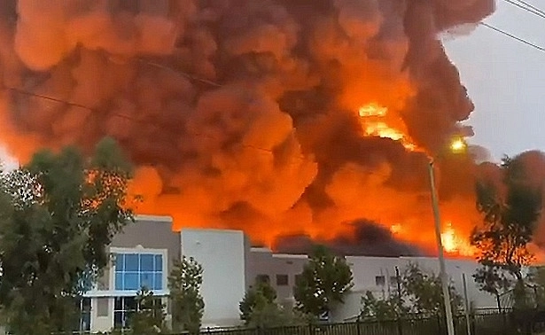 На складе Amazon в США произошел крупный пожар - ВИДЕО