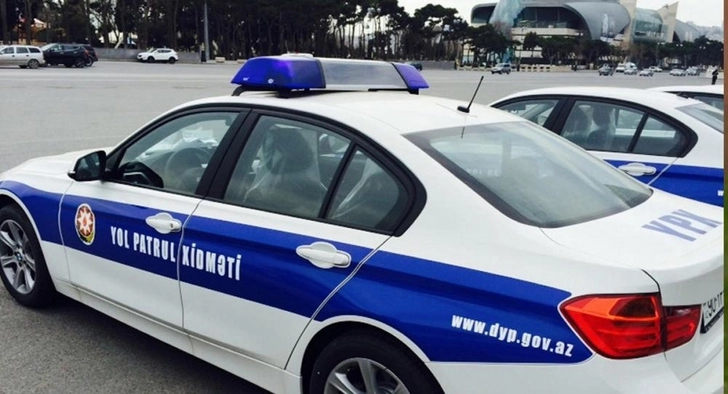 В Баку женщина родила в полицейской машине