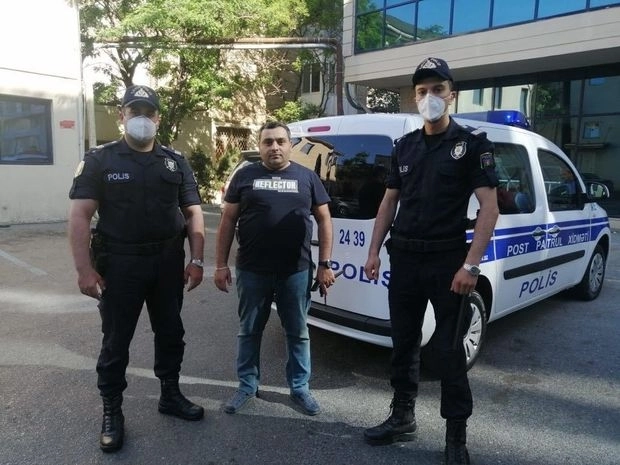 В Баку сотрудники полиции помогли беременной женщине