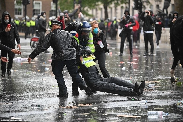 В Лондоне в ходе акции против расовой дискриминации пострадали более 30 полицейских