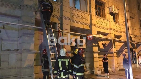 В Баку произошел пожар в жилом здании – ФОТО
