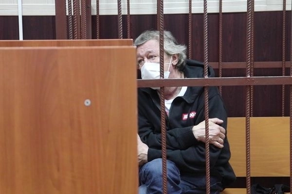 Михаила Ефремова вновь доставили на допрос после ДТП