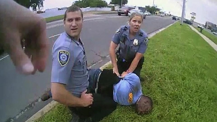 Полиция выложила видео, где афроамериканец умер так же, как Флойд