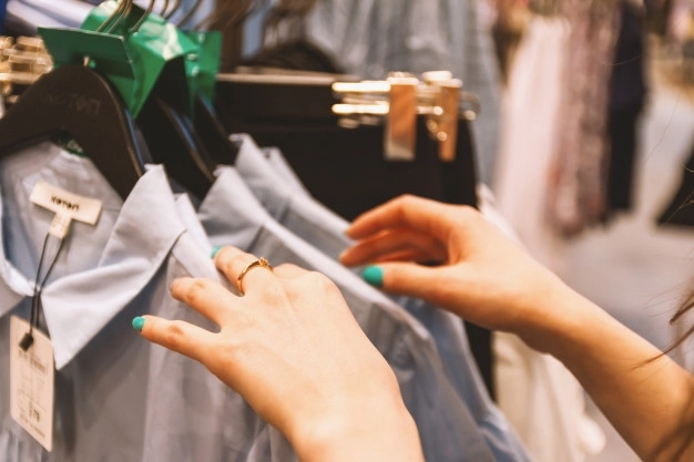 В Сумгайыте покупательница совершила кражу в магазине одежды - ВИДЕО