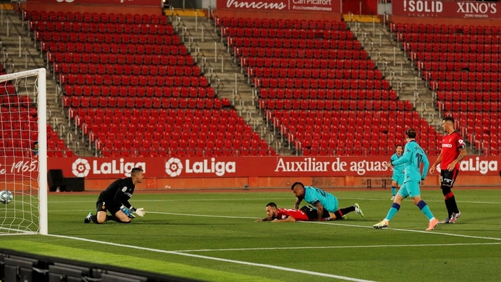 Болельщик выбежал на поле во время матча «Барселоны», проходящего без зрителей - ФОТО