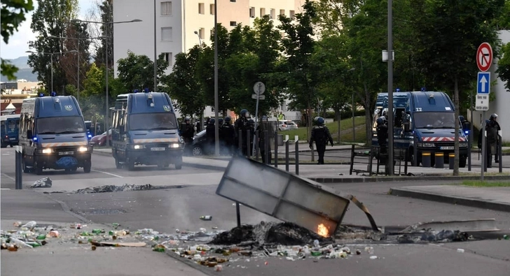 В Дижоне четыре дня продолжаются беспорядки из-за конфликта выходцев из Чечни и Северной Африки