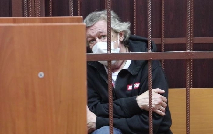 Михаила Ефремова увезли на допрос